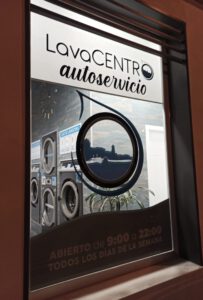 fachada exterior integrando el diseño interior y el diseño de imagen comercial